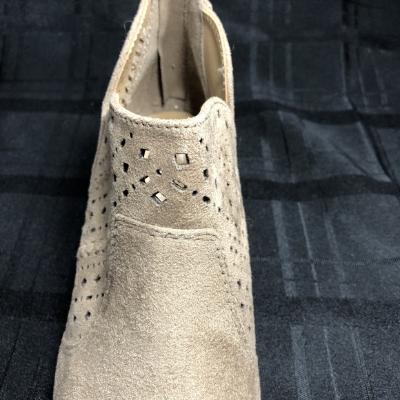 Cityclassified Western Ankle Taupe Faux Suede Tan Size 7 Booties 1.5" Heel - Picture 9 of 9